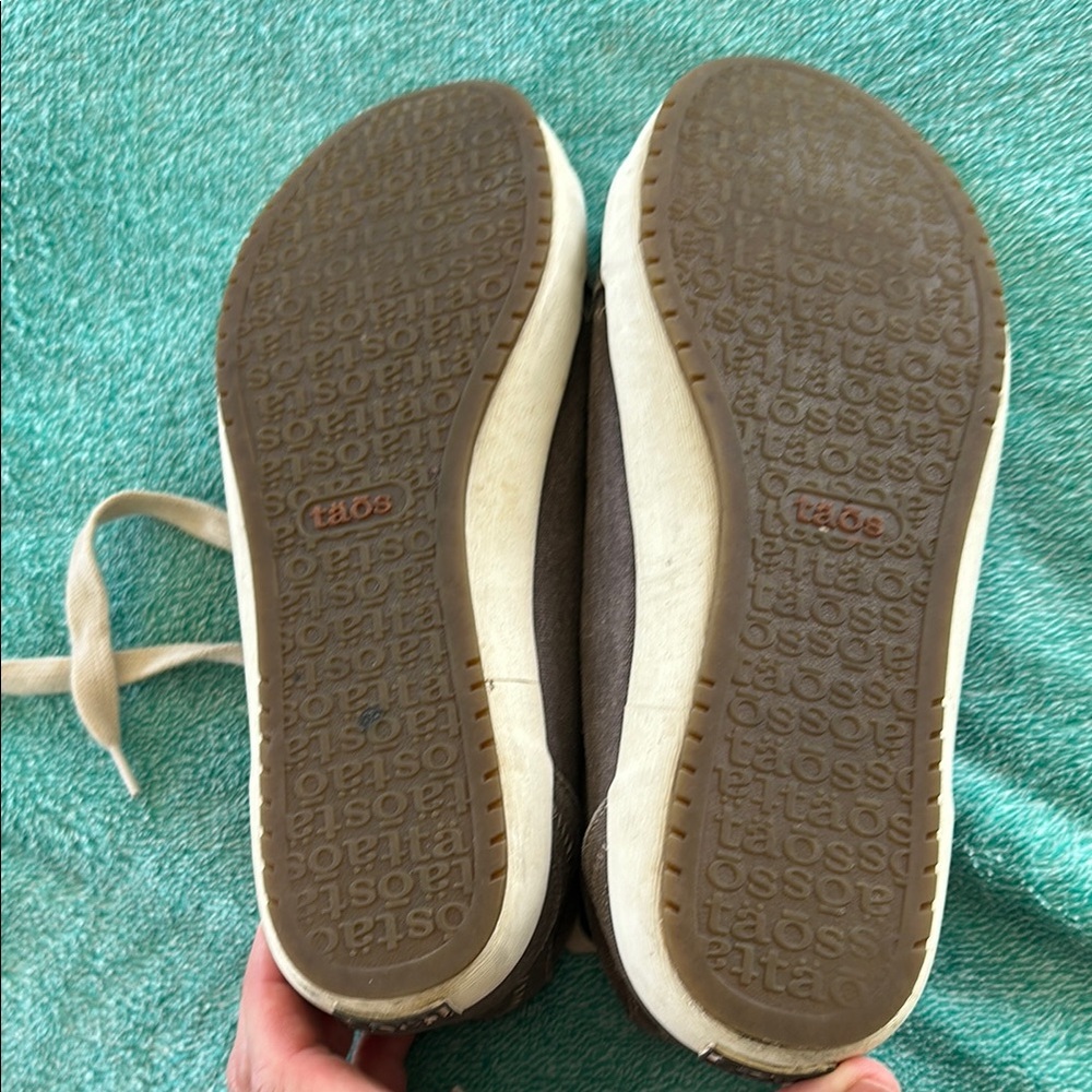 Taos Footwear Gray Athletic Shoes - Picture 2 of 7